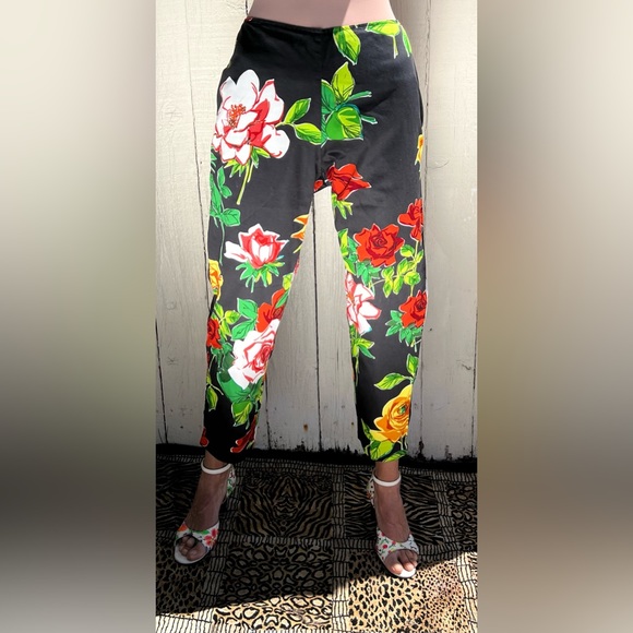 TAPP New York Red Floral Capri Pants (8) - Picture 3 of 17